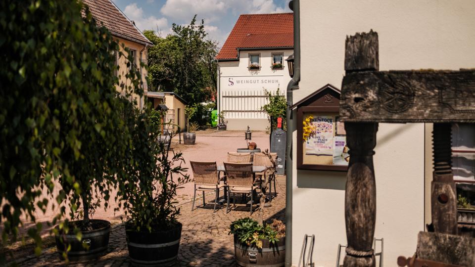 Weingut Schuh mit Vinothek & Pension